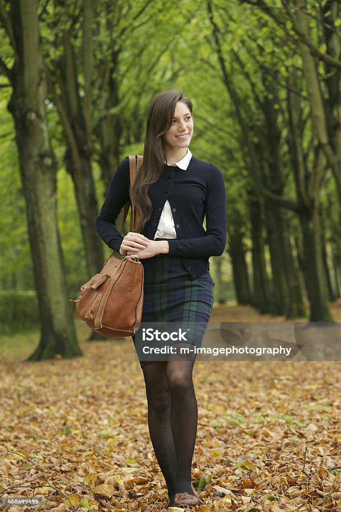 Jovem caminhando no parque em um dia de outono - Foto de stock de 20 Anos royalty-free