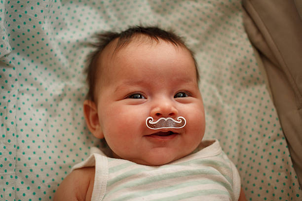 Pequeno bebê com Bigode sorridente - fotografia de stock