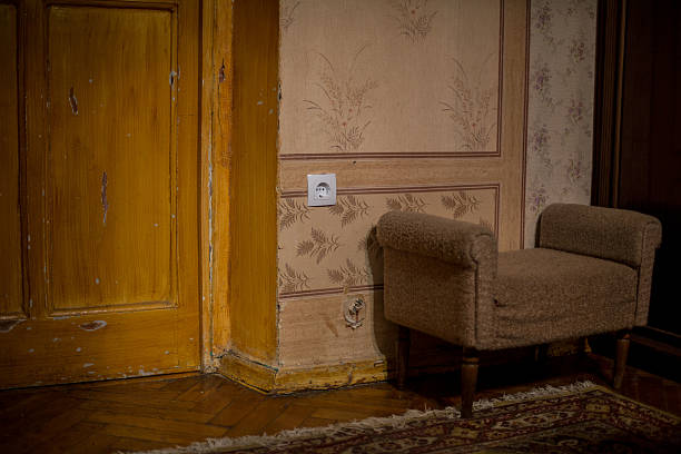 istock Old little ottoman sofa standing near the wall 468703646