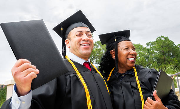 Adulte d'âge mûr divers jeunes diplômés - Photo