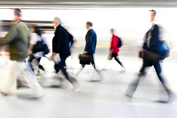 persone nella stazione della metropolitana di corsa - london england on the move commuter rush hour foto e immagini stock