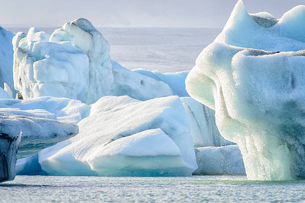 ghiaccio di fusione burgs a causa del surriscaldamento globale. - rough antarctica wintry landscape south pole foto e immagini stock