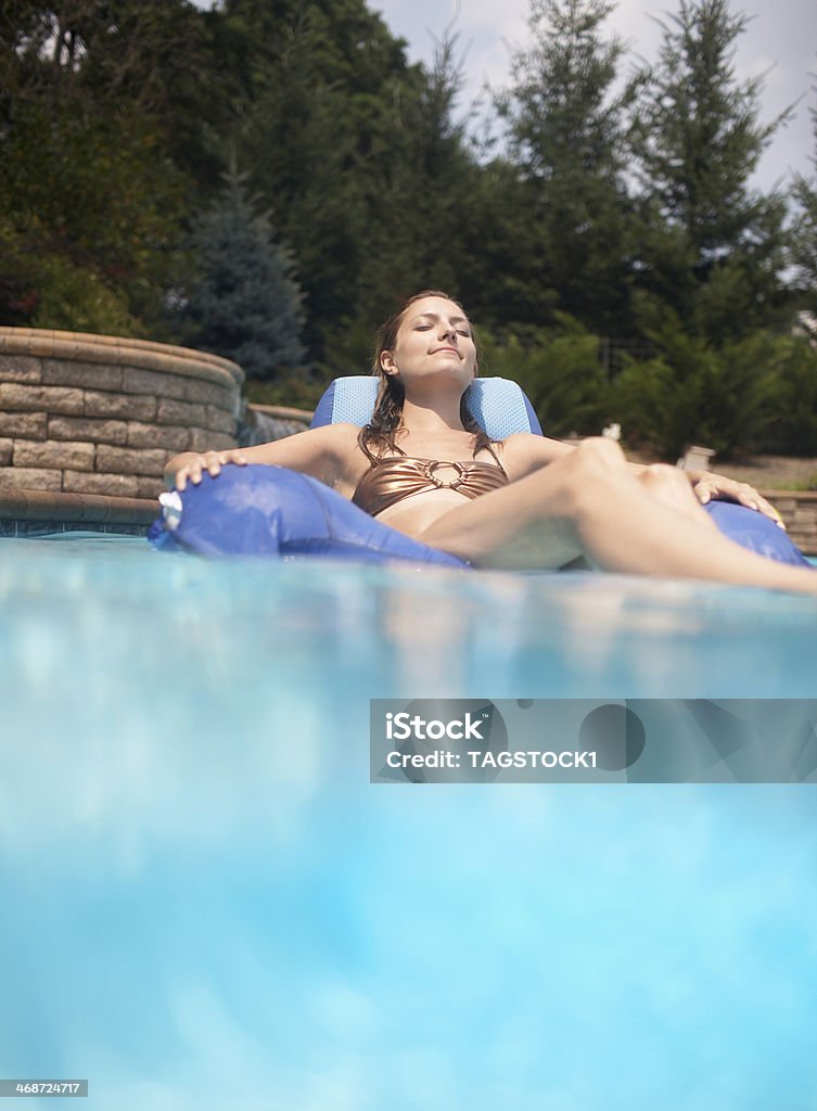 Meados de mulher adulta na piscina de bote - Foto de stock de 25-30 Anos royalty-free