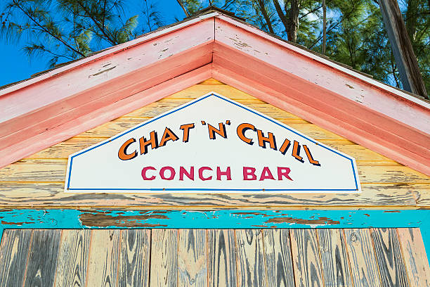 chat'n'chill famosi strombi bar di stocking island (exuma, bahamas) - queen conch foto e immagini stock