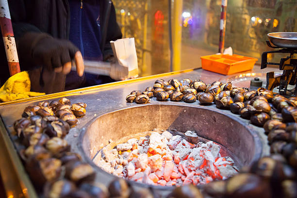 castagne arrosto con carbone - chestnut sweet food yellow group of objects foto e immagini stock