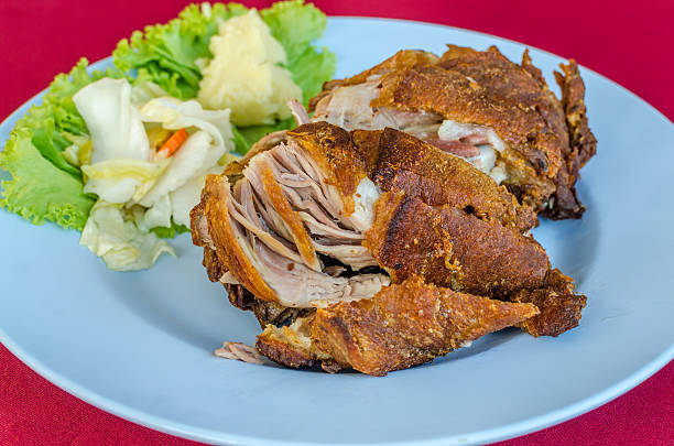 alemão de porco hocks (bbq carne de porco articulação servido com puré de batata) - shank sauerkraut german cuisine pork imagens e fotografias de stock