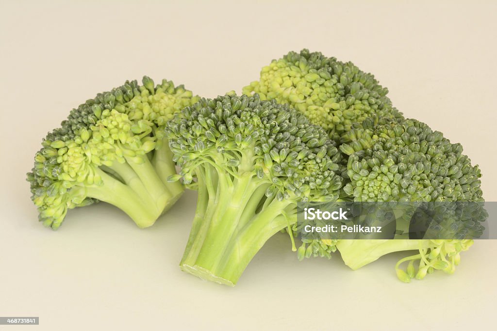 Cru fresco sobre fundo de Creme de Brócolis - Foto de stock de Alimentação Saudável royalty-free