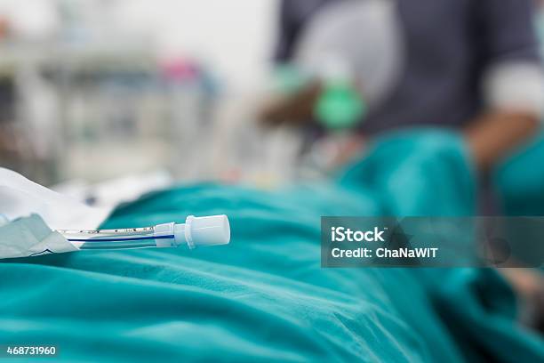 Preparar Para La Intubación Endotracheal Tubo Foto de stock y más banco de imágenes de 2015 - 2015, Anestesista, Anestésico