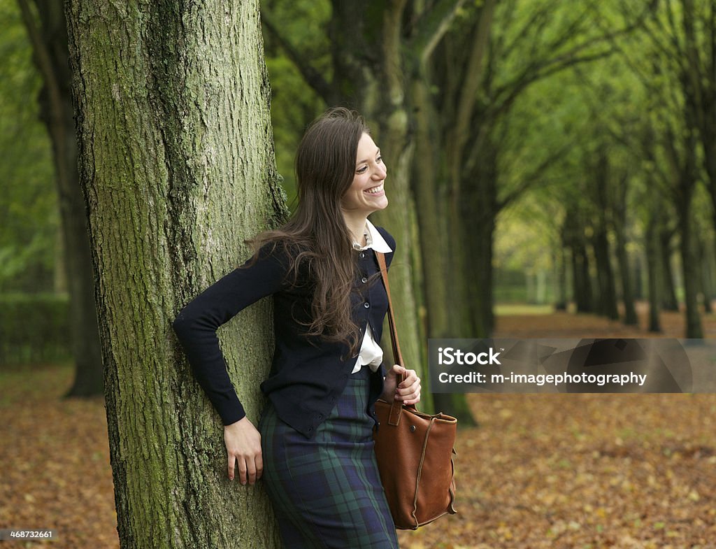 Heureuse femme debout à l'extérieur et se détendre sur une journée d'automne - Photo de 20-24 ans libre de droits