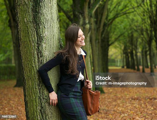 Mulher Feliz Em Pé Ao Ar Livre E Relaxante Em Um Dia De Outono - Fotografias de stock e mais imagens de 20-24 Anos