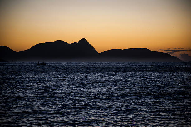 Antes del amanecer en río - foto de stock