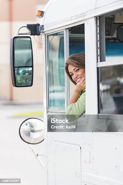 Photo libre de droit de Femme Conducteur De Bus banque d'images et plus d'images libres de droit de Bus scolaire - Bus scolaire, Conducteur - Métier, Conduire