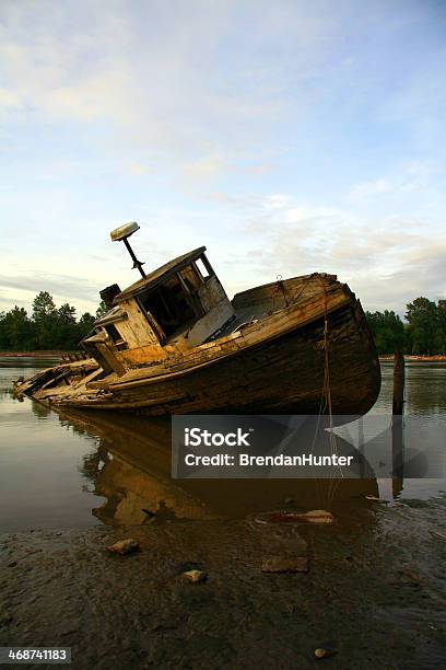 Foto de Sunken Ao Pôrdosol e mais fotos de stock de Acidentes e desastres - Acidentes e desastres, Amarrado, Apodrecer