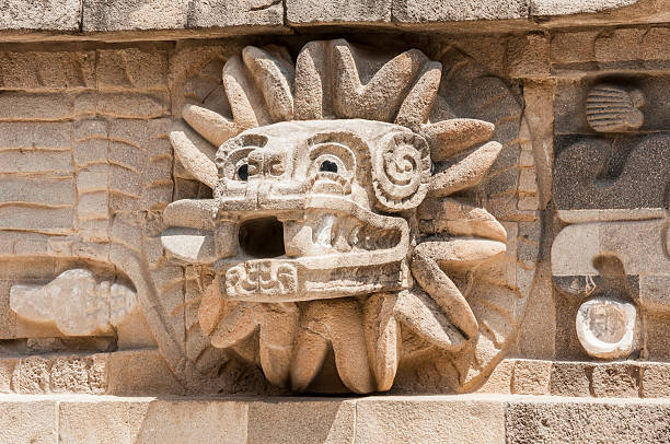 dettaglio del tempio di quetzalcoatl, teotihuacan (messico) - teotihuacan foto e immagini stock