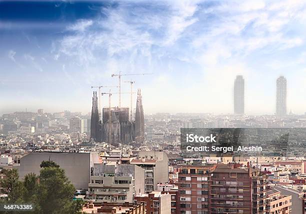 W Barcelona Panoramę - zdjęcia stockowe i więcej obrazów Barcelona - Hiszpania - Barcelona - Hiszpania, Mgła, Antoni Gaudí
