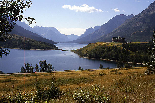 ウォータートン湖国立公園やプリンスオブウェールズホテルカナダ - british columbia british columbia glacier national park canada geology ストックフォトと画像