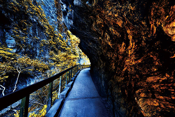 infrarrojo de imagen taroko gorge trail, taiwán - parque nacional de gorge taroko fotografías e imágenes de stock
