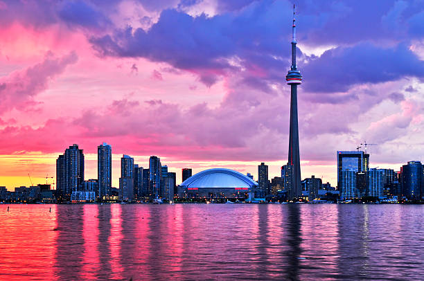 торонто skyline - toronto skyline cn tower night стоковые фото и изображения