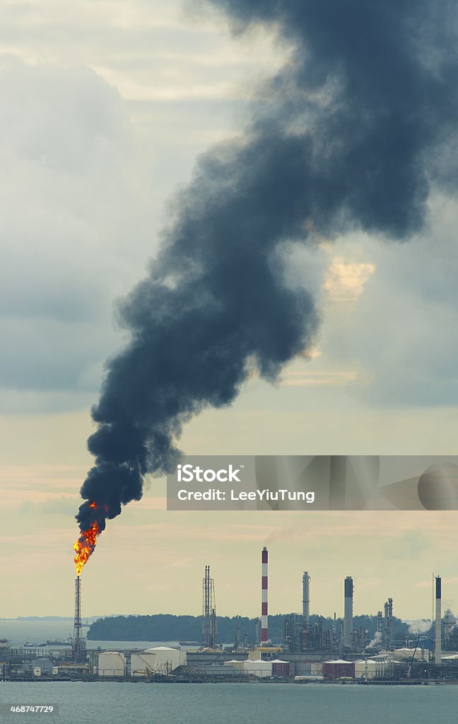 Usine de Raffinerie de pétrole - Photo de Boule de feu libre de droits