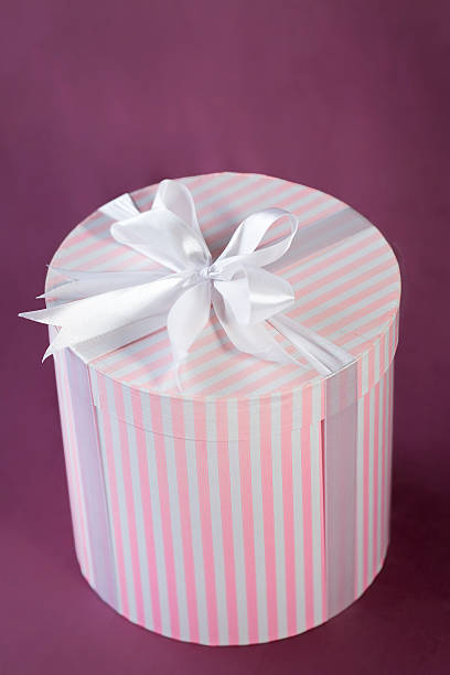 Striped białe pudełko z kokardą – zdjęcie