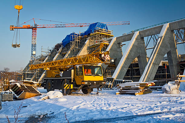 gru mobile in cantiere di costruzione - scaffolding wheel construction site metal foto e immagini stock