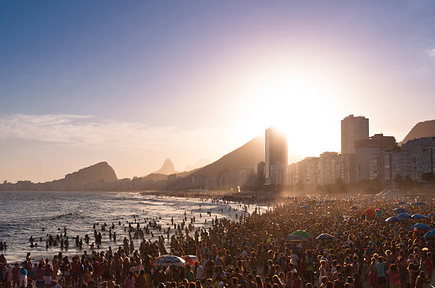 満員コパカバナビーチの夕日でリオデジャネイロ（ブラジル） - rio de janeiro corcovado copacabana beach brazil ストックフォトと画像