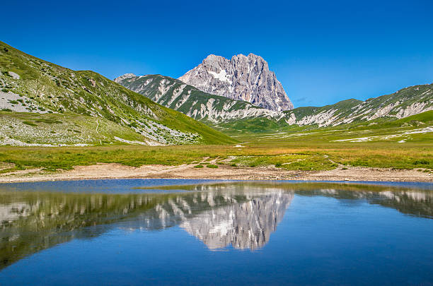 Gran Sasso mountain summit at Campo Imperatore plateau, Abruzzo, Italy Beautiful landscape with Gran Sasso d'Italia peak at Campo Imperatore plateau in the Apennine Mountains, Abruzzo, Italy abruzzi photos stock pictures, royalty-free photos & images