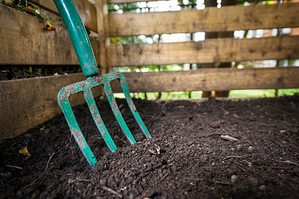 garden gabelung links drehen kompost - wood bin stock-fotos und bilder