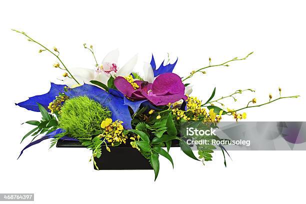 Bouquet Di Orchidee In Vaso Nero Isolato Su Sfondo Bianco - Fotografie stock e altre immagini di Amore