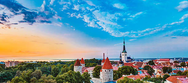 panorama spettacolare vista panoramica del paesaggio città vecchia di tallinn i - tallinn foto e immagini stock