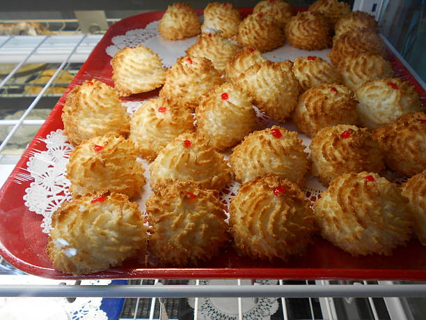 coconut almendrados - macaroon cake candy variation fotografías e imágenes de stock