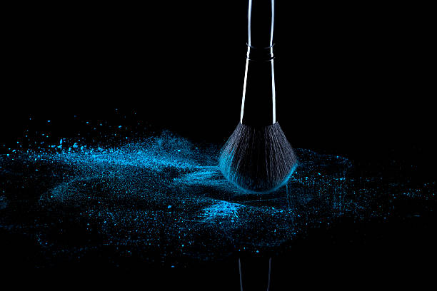 azul com pincel com pó isolado em preto ação - make up cosmetics make up brush beauty - fotografias e filmes do acervo