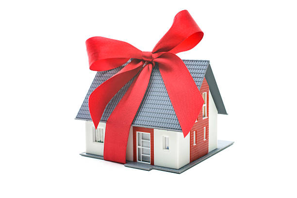 casa modelo de arquitetura com laço vermelho - bow building imagens e fotografias de stock