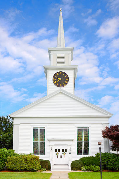 iglesia bautista first baptist church en nueva inglaterra, hyannis, cape cod, massachusetts. - clear sky vacations vertical saturated color fotografías e imágenes de stock