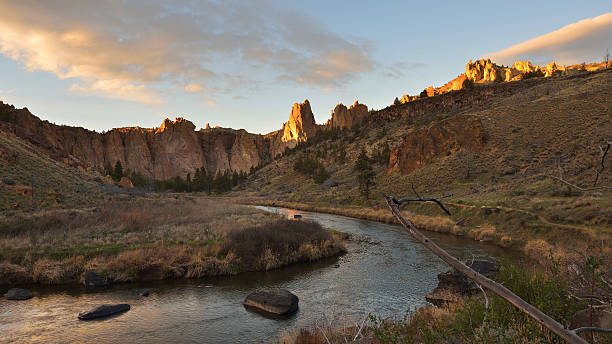 istock Smith Rock and Crooked River at sunset 468784522