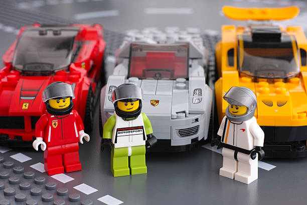 controladores de lego minifigures lego com carro velocidade de campeão - formula one racing racecar sports race car imagens e fotografias de stock