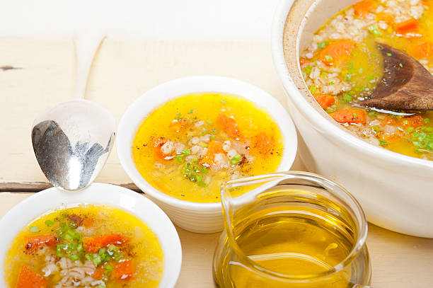 sirio caldo aleppo estilo sopa de cebada - vegetable barley soup fotografías e imágenes de stock