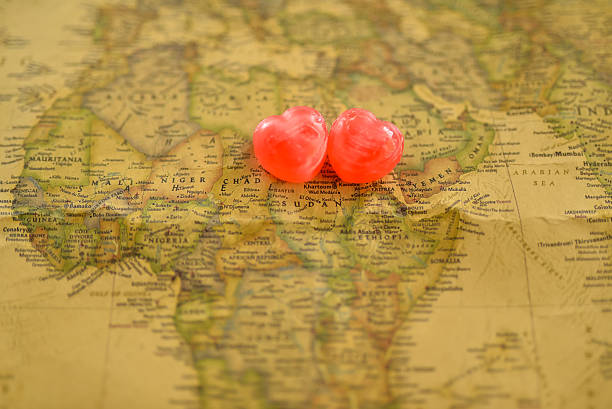 dolce cuore di dolciumi presentare amore in sudan vecchia mappa - romantics foto e immagini stock