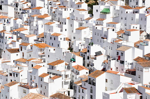 branco cidade de casares, málaga (espanha) - caceres - fotografias e filmes do acervo