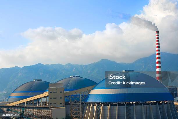 Emitir Fumo Chaminé De Fábrica - Fotografias de stock e mais imagens de Alterações climáticas - Alterações climáticas, Ao Ar Livre, Azul