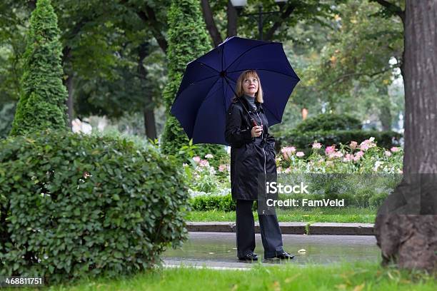 Elegante Dama Caminando En Un Hermoso Parque Bajo Una Sombrilla Foto de stock y más banco de imágenes de Andar