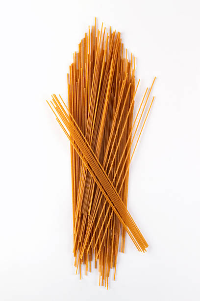 casco di integrale italiano spaghetti - pasta whole wheat spaghetti raw foto e immagini stock