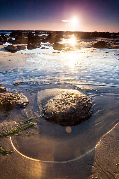 paysage coucher de soleil sur la plage de rock - natural landmark outdoors vertical saturated color photos et images de collection