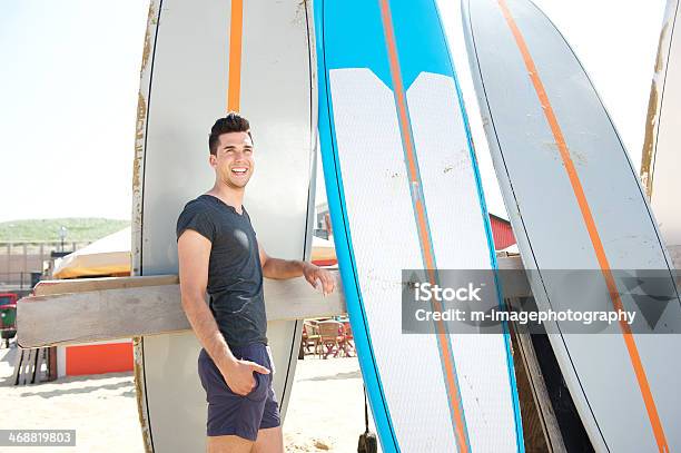 Портрет Счастливый Человек Стоит На Пляже С Доски Для Серфинга — стоковые фотографии и другие картинки 20-24 года