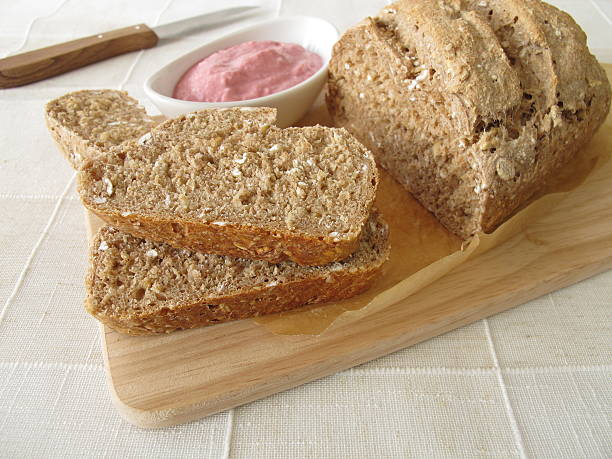 conjunto de pão de grãos com legumes propagação de beterrabas e rábano-rústico - brotaufstrich imagens e fotografias de stock