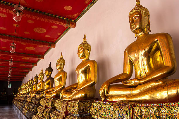 на статуи будды в таиланде - praye стоковые фото и изображения