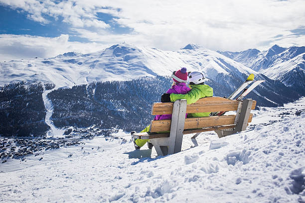 若いカップルのお客様にぴったりの冬の山スキーリゾート - snowboarding friendship snow winter ストックフォトと画像