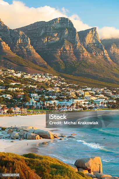 Foto de Camps Bay Perto Da Cidade Do Cabo África Do Sul e mais fotos de stock de República da África do Sul - República da África do Sul, Cidade do Cabo, África