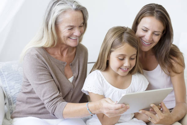 multi-generazione di donne con digital tablet - grandparent family multi generation family technology foto e immagini stock