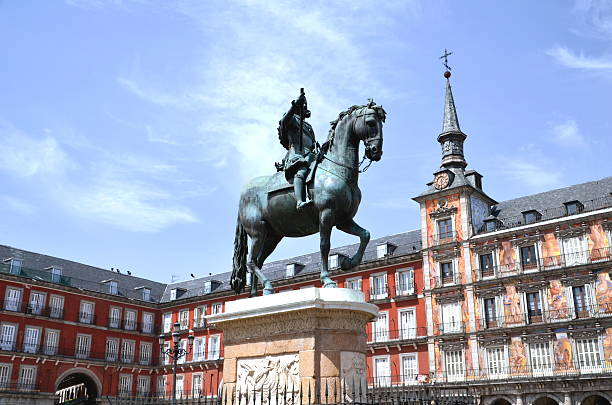 monumento di filippo iii su plaza mayor, madrid, spagna - cross shape built structure building exterior apartment foto e immagini stock